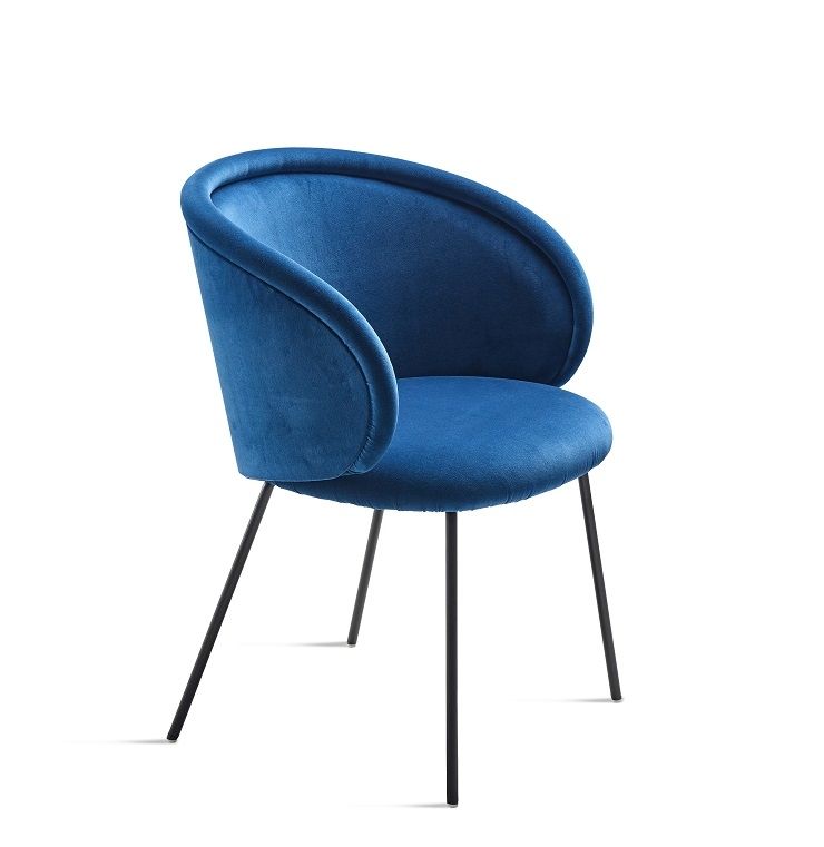 Blauer Ona Armlehnstuhl von Freifrau Manufaktur mit schwarzem Gestell, moderner Sessel für Wohnzimmer.